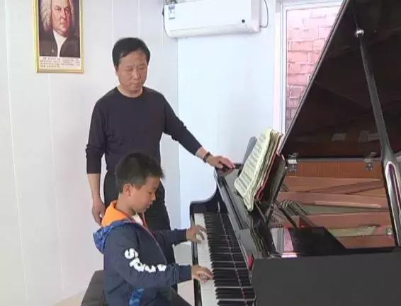 化身春蚕与蜡炬,他用行动诠释教师二字