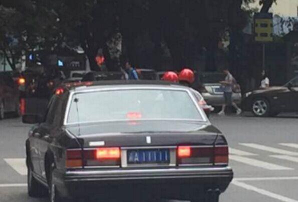 这是谁家的老款皇冠, 看到车牌不禁拉开了距离