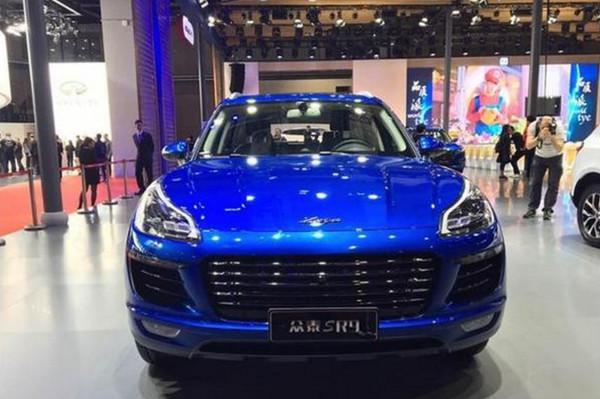 上海车展保时捷老总参观众泰，面露难色如便秘，围观者笑出声