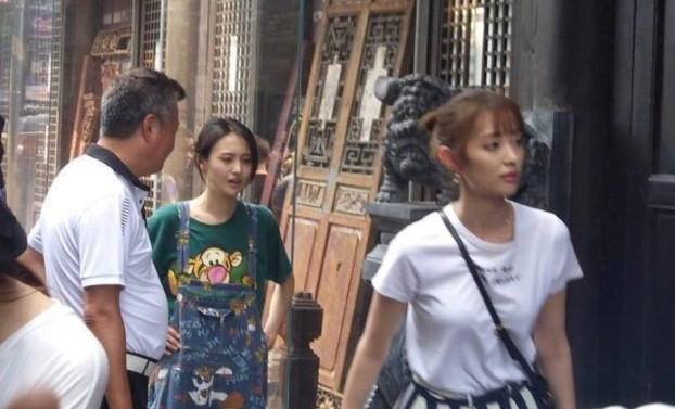 郑爽拍麻将戏融入当地生活很接地气,潇洒坐姿堪比"葛优躺"
