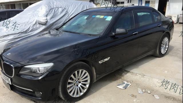 华人首富的宝马车门有个孔，这是被枪击的痕迹么？