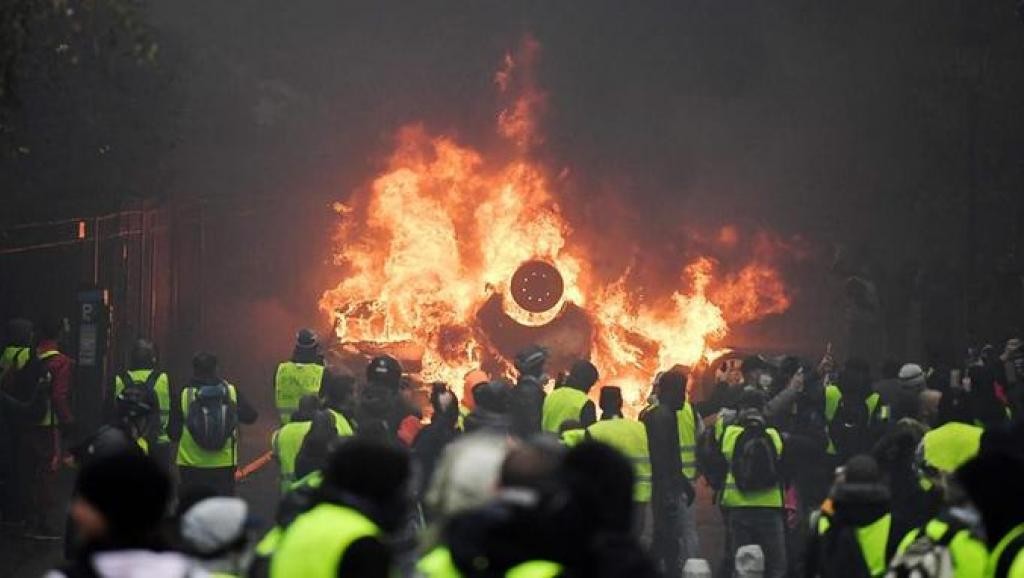 “黄背心”也不例外 为何法国示威活动终会有暴力出现?
