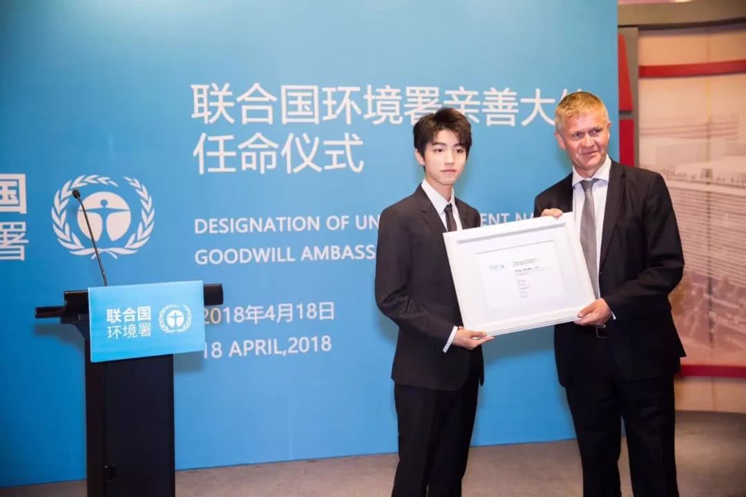 13岁出道18岁当导师,如今更是章子怡师弟,王俊凯王源输了?