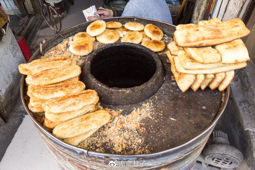店内烧饼分为甜口,咸口和原味,都是一块钱一个.