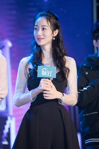 《我是大侦探》发布会 吴磊邓伦现场护粉引尖叫