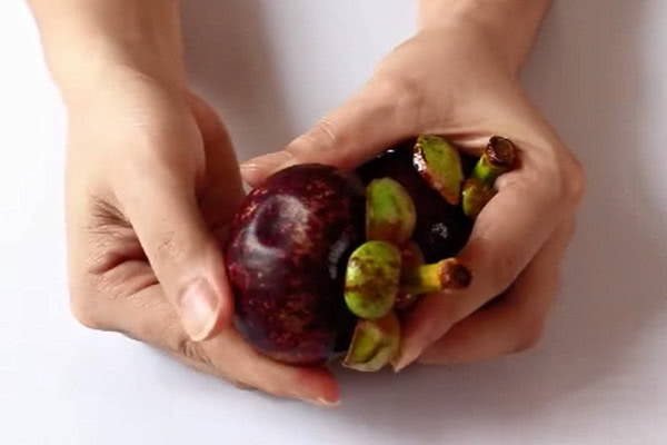 挑选山竹有窍门,只需记住3个妙招,挑的山竹个