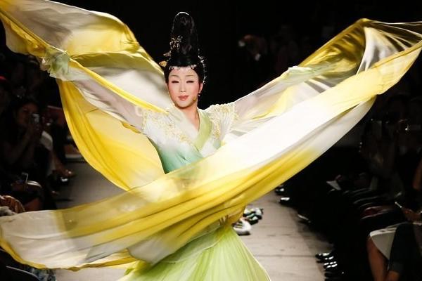 记者问李玉刚女朋友情况，李玉刚：女友是圈外人，网友：背景强大