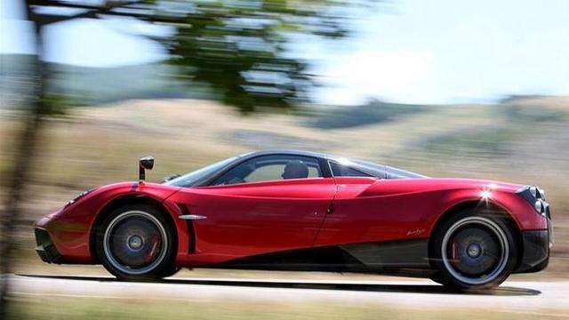 稀有超跑打开舱门后 碾压一众昂贵跑车!