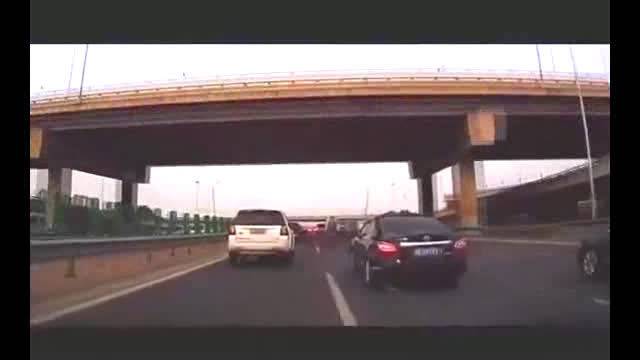 前方suv高速路这个变道，视频车没敢乱打方向!!  ​