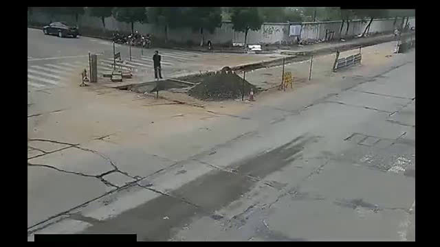 电动车男子为活命，做出了让司机都笑出声的举动！  ​