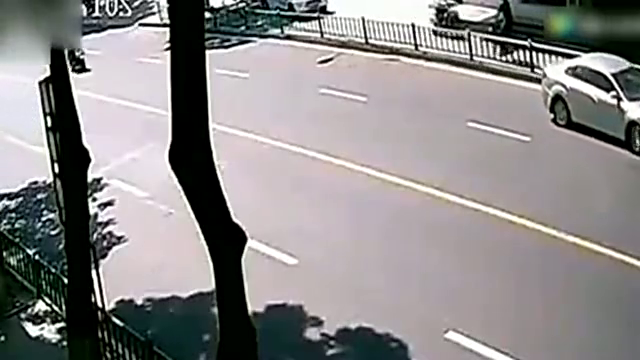 害人的小车突然掉头，电动车一家三口瞬间倒地，镜头录下全过程