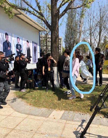 明星大侦探录制现场 刘昊然白敬亭同款表情