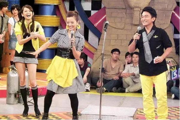 但是就是这样一个不起眼的女生,在出道3年的时候凭借一曲《锉冰进行曲