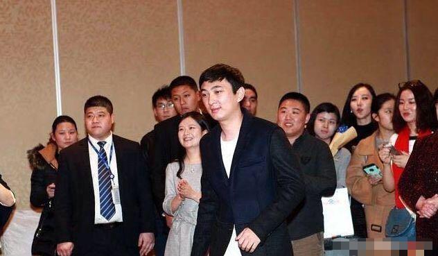 36E米娜与狗合照爆红,拒绝王思聪2亿报价,这比