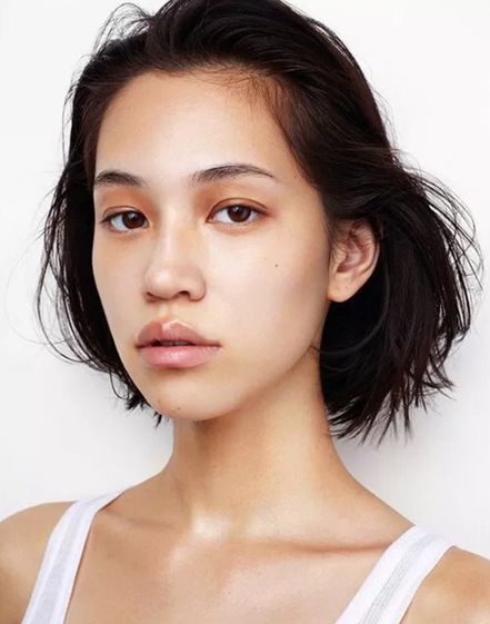 因为凸嘴的返祖特点,她有一张比好看更有意思