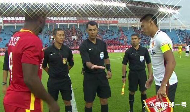 闹剧! 一场2-1后裁判再遭球迷质疑: 中乙水平还