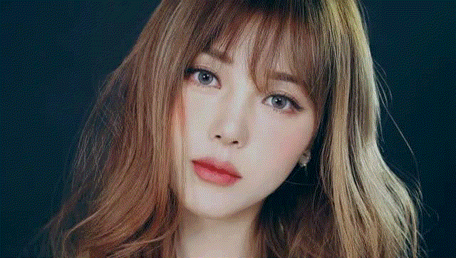 在杂志,网络中学习琐碎的知识, 但美妆博主大部分的妆容, 都是大眼睛