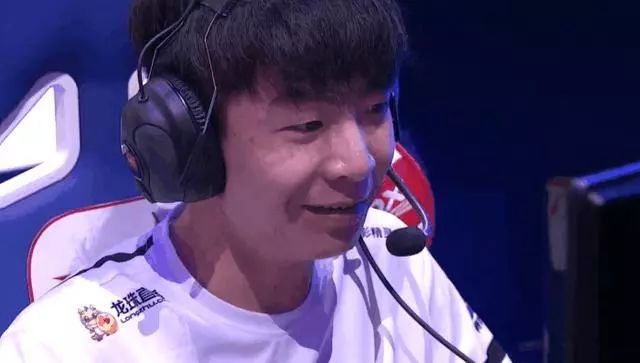 英雄联盟：WE战队MYSTIC女粉丝激起众怒