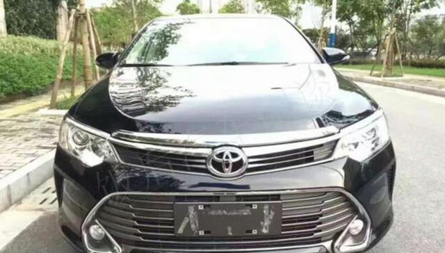 花19万元买辆丰田凯美瑞, 把车开回家后车主直言越看内饰越揪心