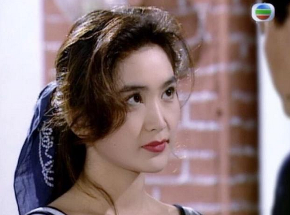 90年代港剧里女星的发型、妆容和服装,