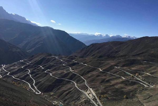 去西藏自驾游途径72道拐，拐到头晕，扎心！