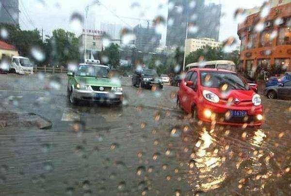 下雨的时候, 容易出交通事故, 如何防止后视镜被雨水模糊?