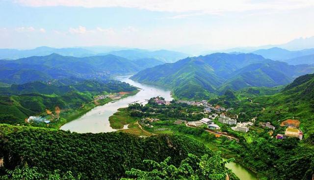 南盘江其实就是珠江正源了,发源于云南省曲靖市沾益县马雄山东麓,流经