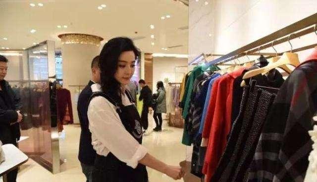 明星下班后做什么:鹿晗去蹦迪,范冰冰大手花钱