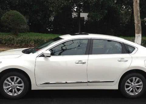 日产天籁提车后撞断电线杆，车主表示车皮没有想象中那么薄！