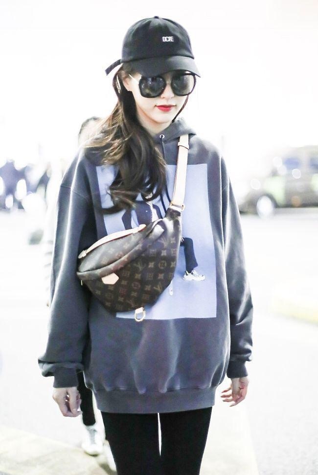 唐嫣机场LV腰包壕气抢镜卫衣超尴尬,网友:垃圾