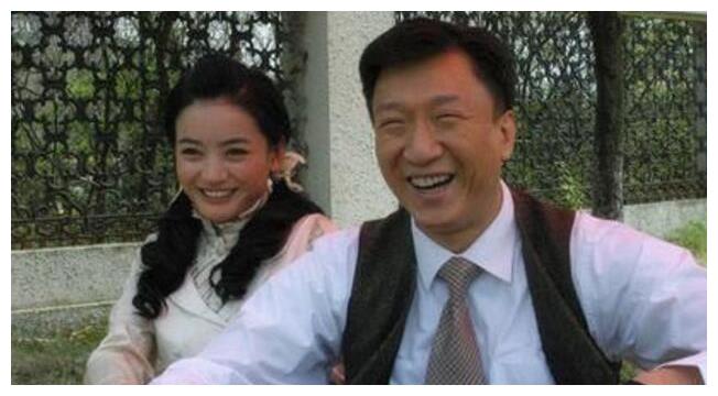 她长着一张“央视国脸”，因《潜伏》爆红，丈夫是好声音大咖人物
