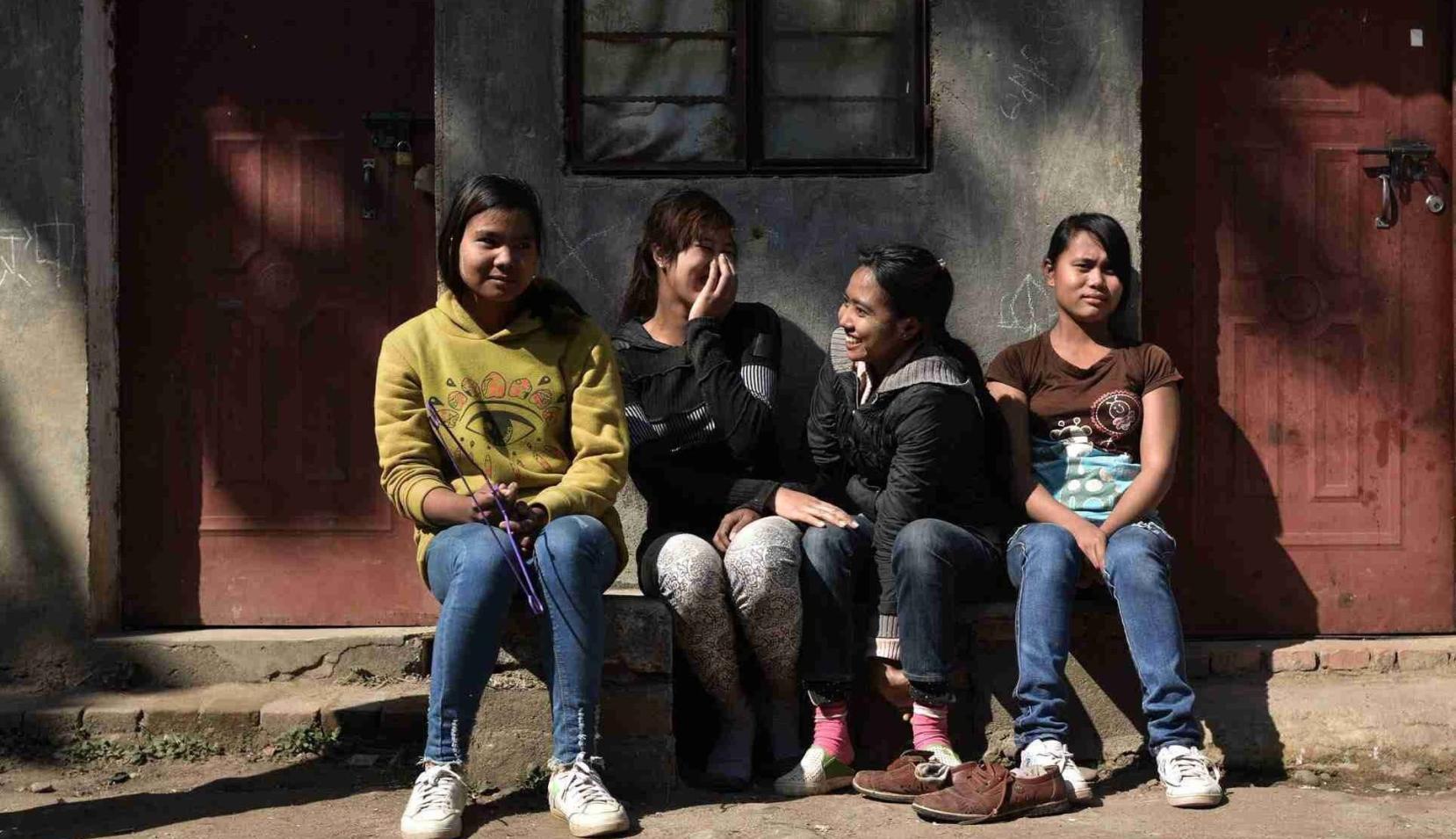 这里贴大红喜字, 使用人民币, 却不属于中国