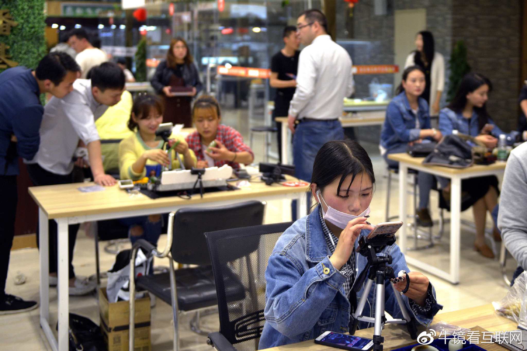 全国首个珠宝行业淘宝直播基地挂牌 有老板玩