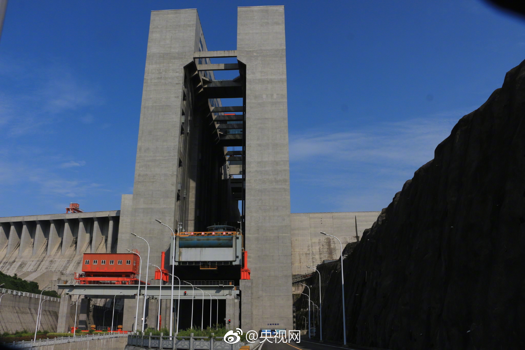 直击三峡升船机:如履平地 10分钟上升84米