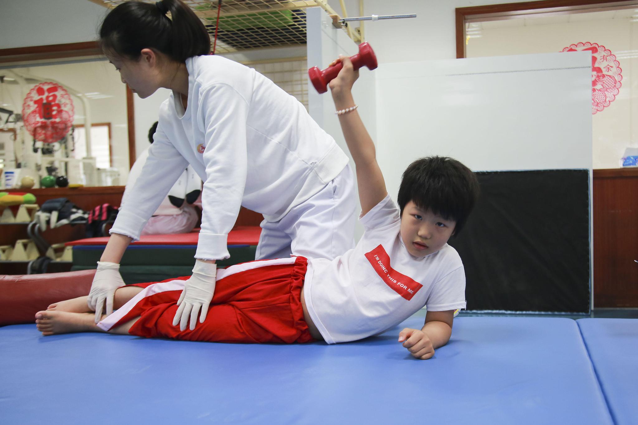 广东9岁女孩一次"模仿秀"导致下肢瘫痪 哭诉:我想站起来