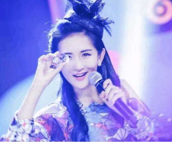 谢娜粉丝破亿,微博发福利晒美照感谢网友,网友