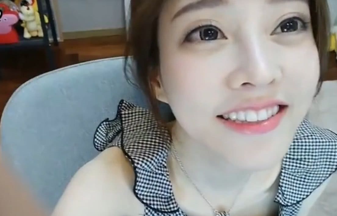 冯提莫“胸部”意外走光，有谁注意的这一点?网友:空空如也!