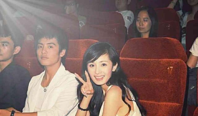 杨幂旧照太美了,带牙套都好看,网友嫩牛五方还