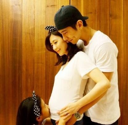 她18岁拔掉父亲呼吸机,36岁被扫地出门,今44岁被宠成少女