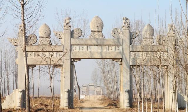 此人是大清铁帽子王,帮助雍正夺取皇位,如今陵