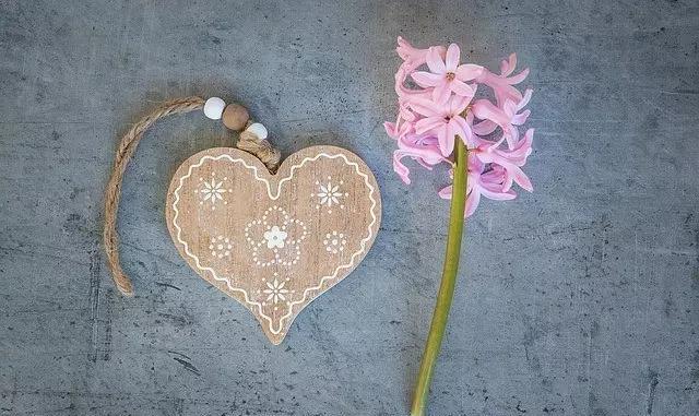 怎样判断一个女生对你有好感?