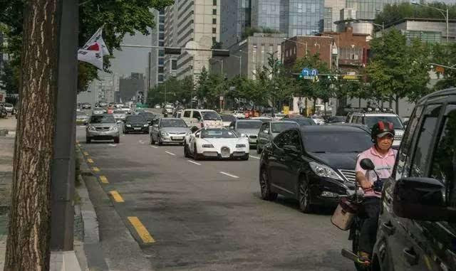 中国买布加迪的人太低调, 韩国首位布加迪车主, 扛着国旗招摇过市