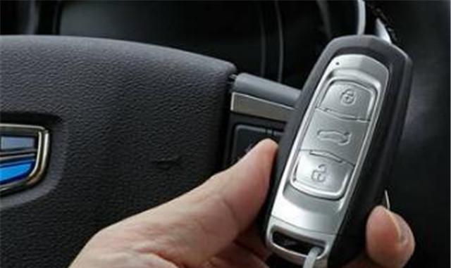 浙江一男子10万买18款吉利博越，回家后拆门，门内构造令人惊喜！