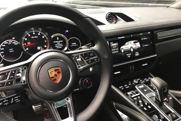 首批全新保时捷卡宴Turbo到店实拍,造型霸气,价格是美国的两倍