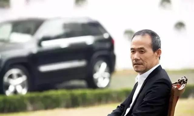 他比老婆大33岁, 曾给前妻5000万分手费, 现今身价过亿豪车出行!