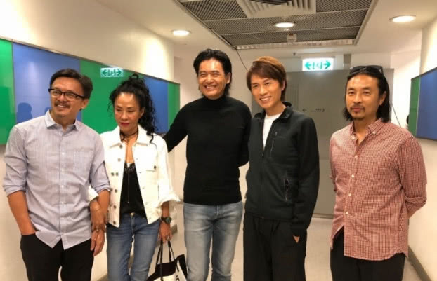周润发带老婆去捧场黄子华 原来两人背后有一段感人故事