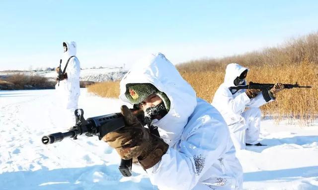 北部战区陆军四卡边防连官兵 极寒天气顶风冒雪巡逻在边防线上