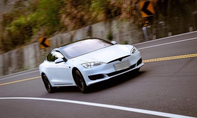 国产比亚迪和电动汽车先驱特斯拉,他们的差距