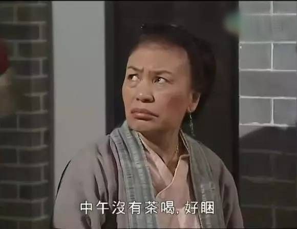 她演丑女成名，拍婚纱照没有新郎，81岁未曾恋爱
