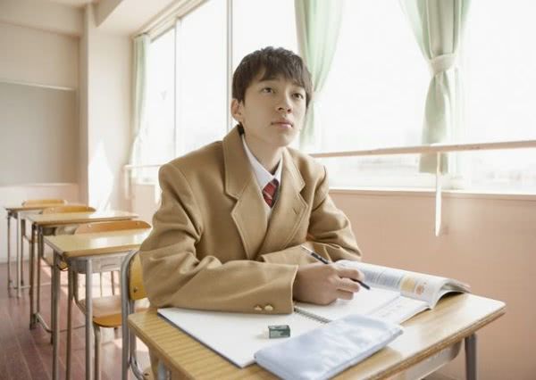 孩子初中毕业没考上高中,是不是让他直接打工